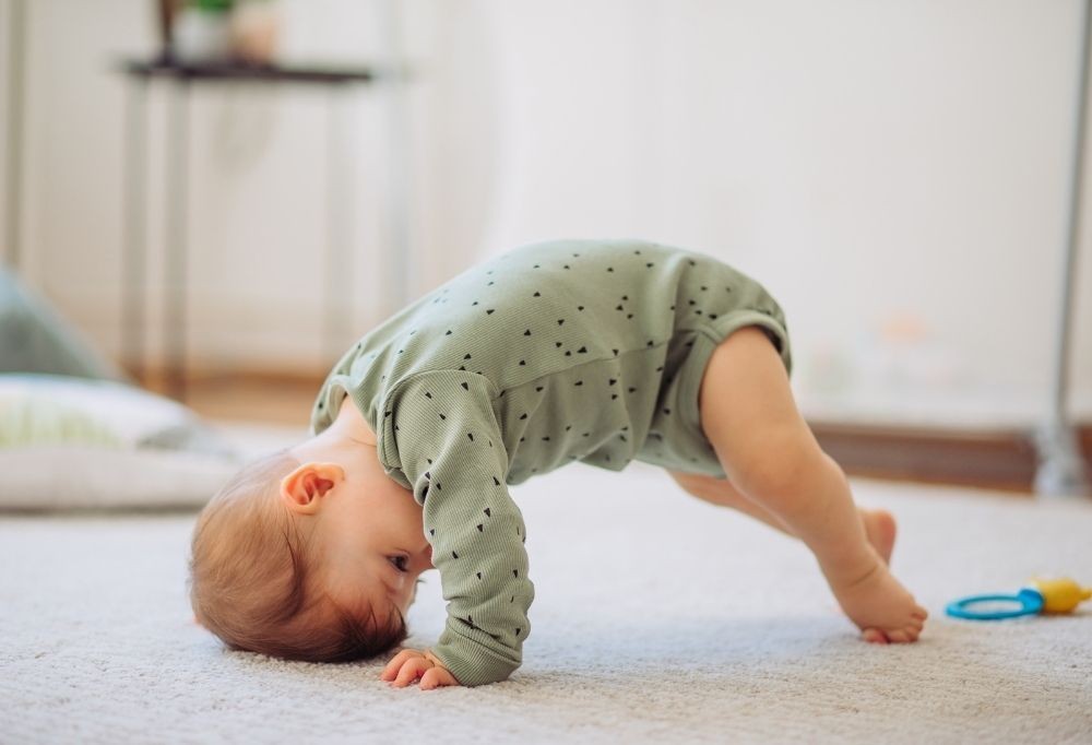 Prawidłowy rozwój dziecka — kiedy dziecko siada, raczkuje i chodzi?