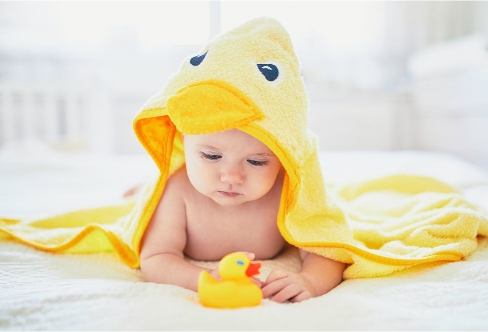 Jaki ręcznik dla niemowlaka do kąpieli? Jakie okrycie zabrać na basen, a jakie nad wodę? Podpowiadamy!