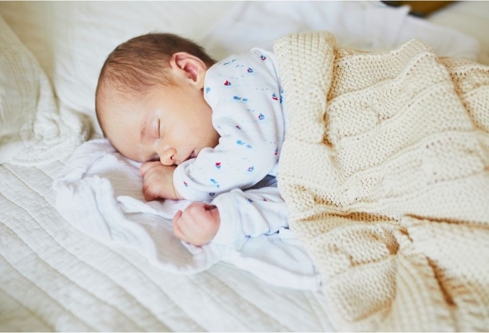 Kołderka czy śpiworek do spania? Czym przykrywać niemowlę?